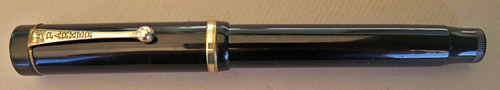 3492: PARKER DUOFOLD SENIOR LUCKY CURVE IN BLACK PERMINITE WITH GOLD FILLED TRIM. "PARKER LUCKY CURVE" MEDIUM NIB IN 14K GOLD