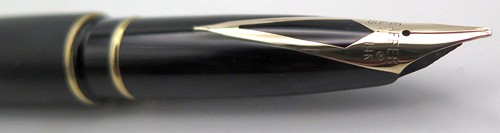 ITEM #4806: SHEAFFER STANDARD SIZE TARGA FOUNTAIN PEN IN MATTE BLACK LACQUER. GOLD ELECROPLATED TRIM. 14K NIB IS ITALLIC IN BROAD. NIB WIDTH IS 0.048". Sheaffer squeeze filler.