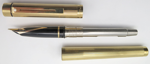 ITEM #4809: SET OF 3 SHEAFFER STANDARD SIZE TARGA IN GOLD ELECTROPLATED VERTICAL LINE PATTERN. GOLD ELECTROPLATED TRIM. FOUNTAIN PEN HAS 14K STUB BROAD NIB. WIDTH OF NIB IS 0.052". SHEAFFER SQUEEZE FILLER.