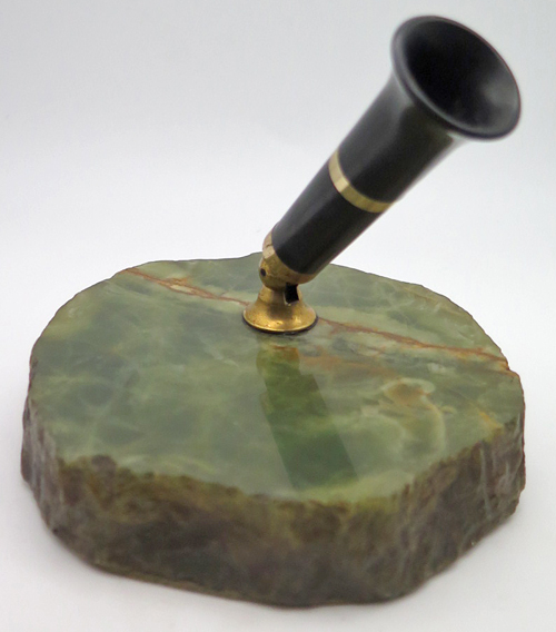 ITEM #6597: SHEAFFER DESK SET WITH ONYX STONE BASE. FOUNTAIN WASP LEVER FILLER IN BLACK. NIB IS 14K IN MEDIUM