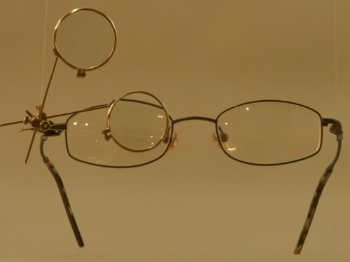 DOUBLE EYEGLASS LOUPE