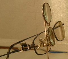 EYEGLASS LOUPE